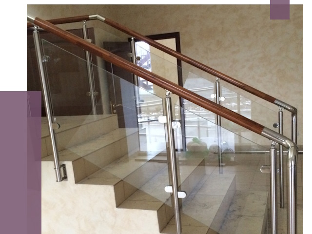 Комбинированные перила из металла и дерева в Муре