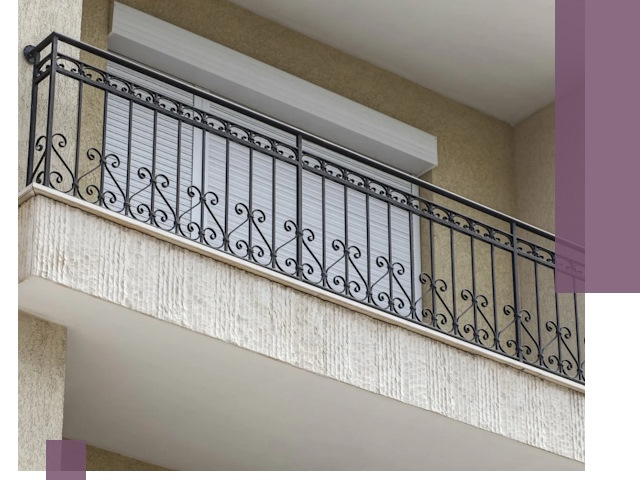 Балконные ограждения из металла и стекла в Муре для домов